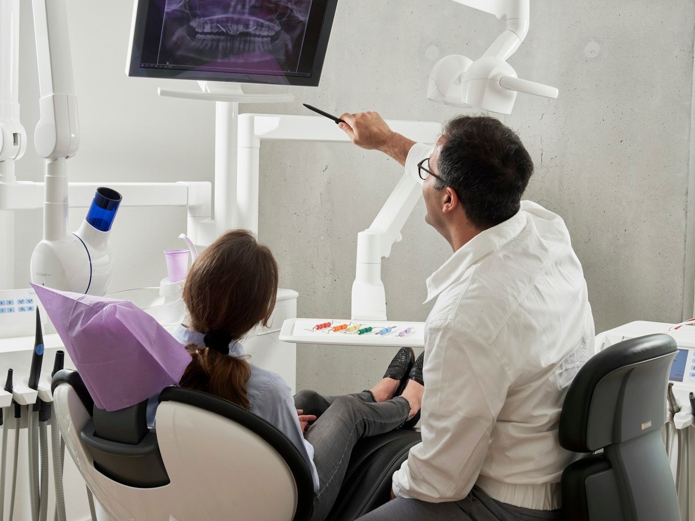 Dentista orientando paciente durante o atendimento